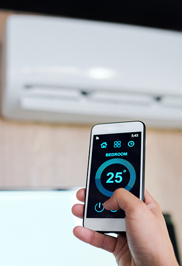 Optimal temperature of air in the room shown on display of smartphone in human hand